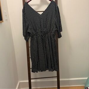 Adorable v-neck polkadot dress